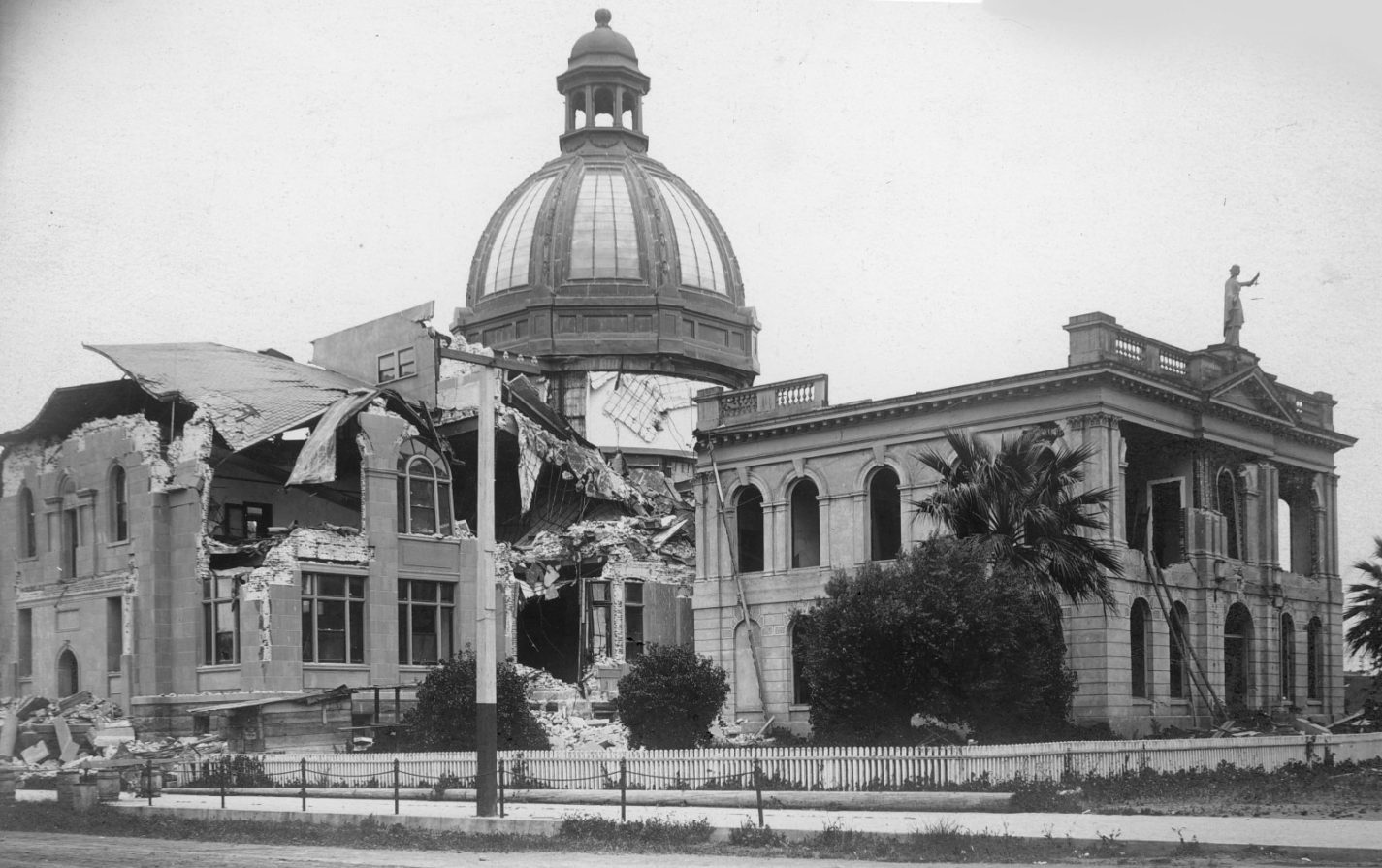 Archival photo showing the damage caused by the 1906 earthquake on the county courthouse