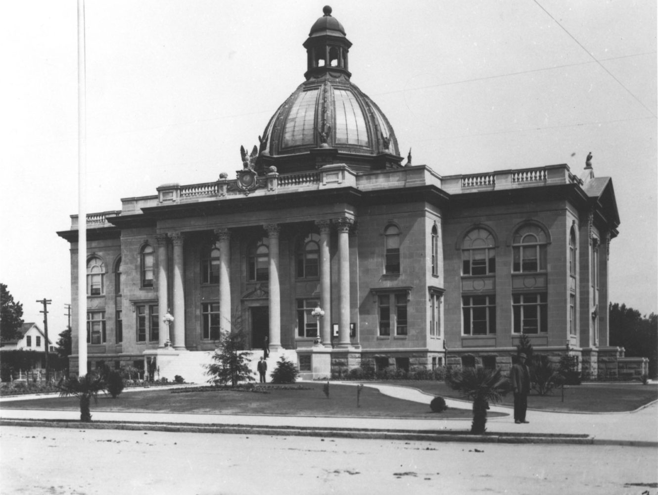 1915 photo of San Mateo County Temple of Justice